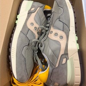 Men’s Saucony Shadow 5000 in Grey/Orange size 10